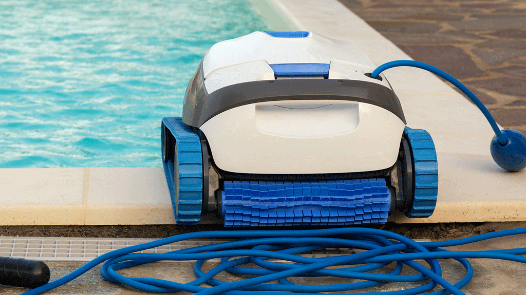 Robot nettoyeur autonome en fonctionnement au fond d'une piscine résidentielle